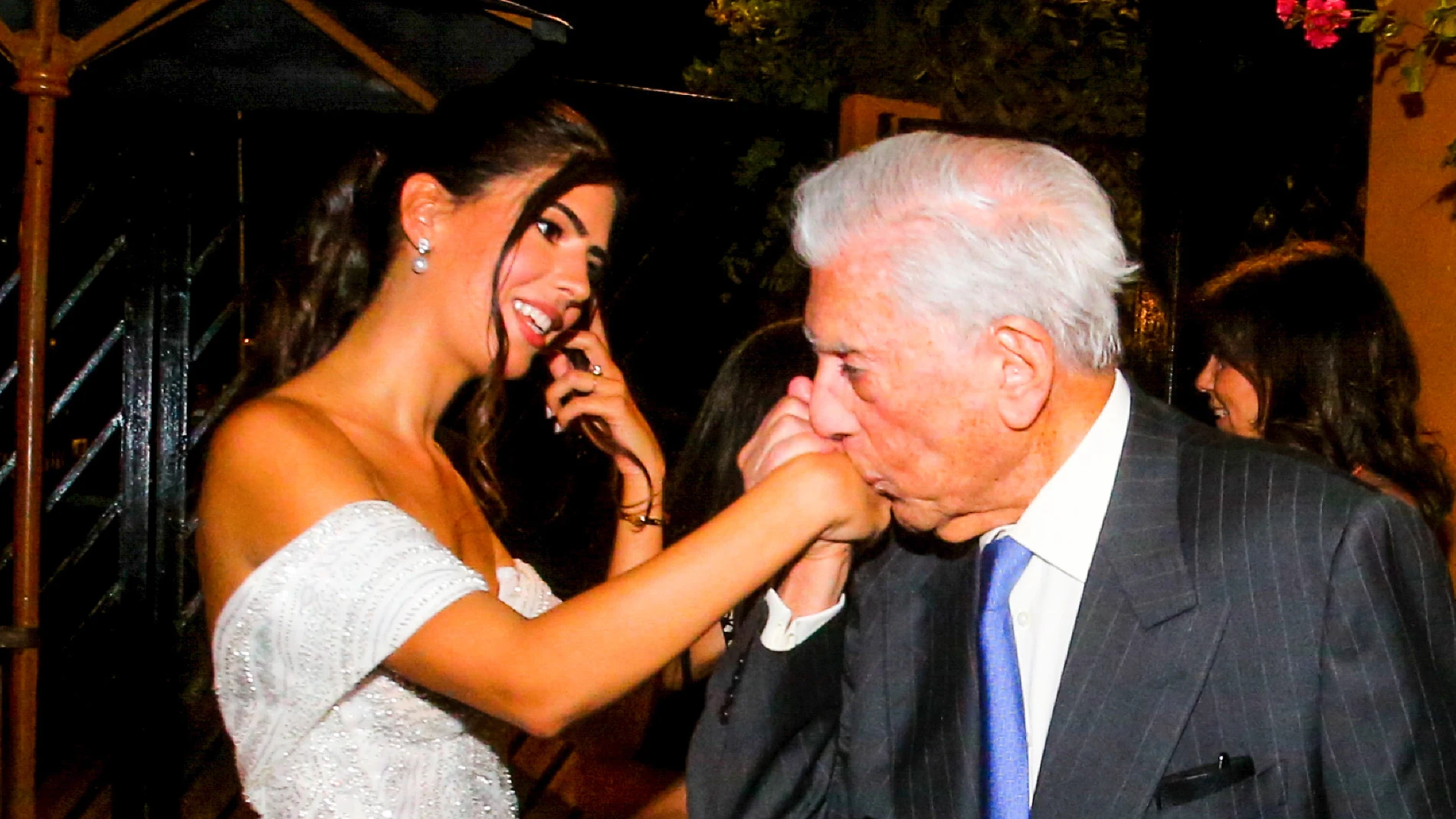 Mario Vargas Llosa y su nieta Josefina