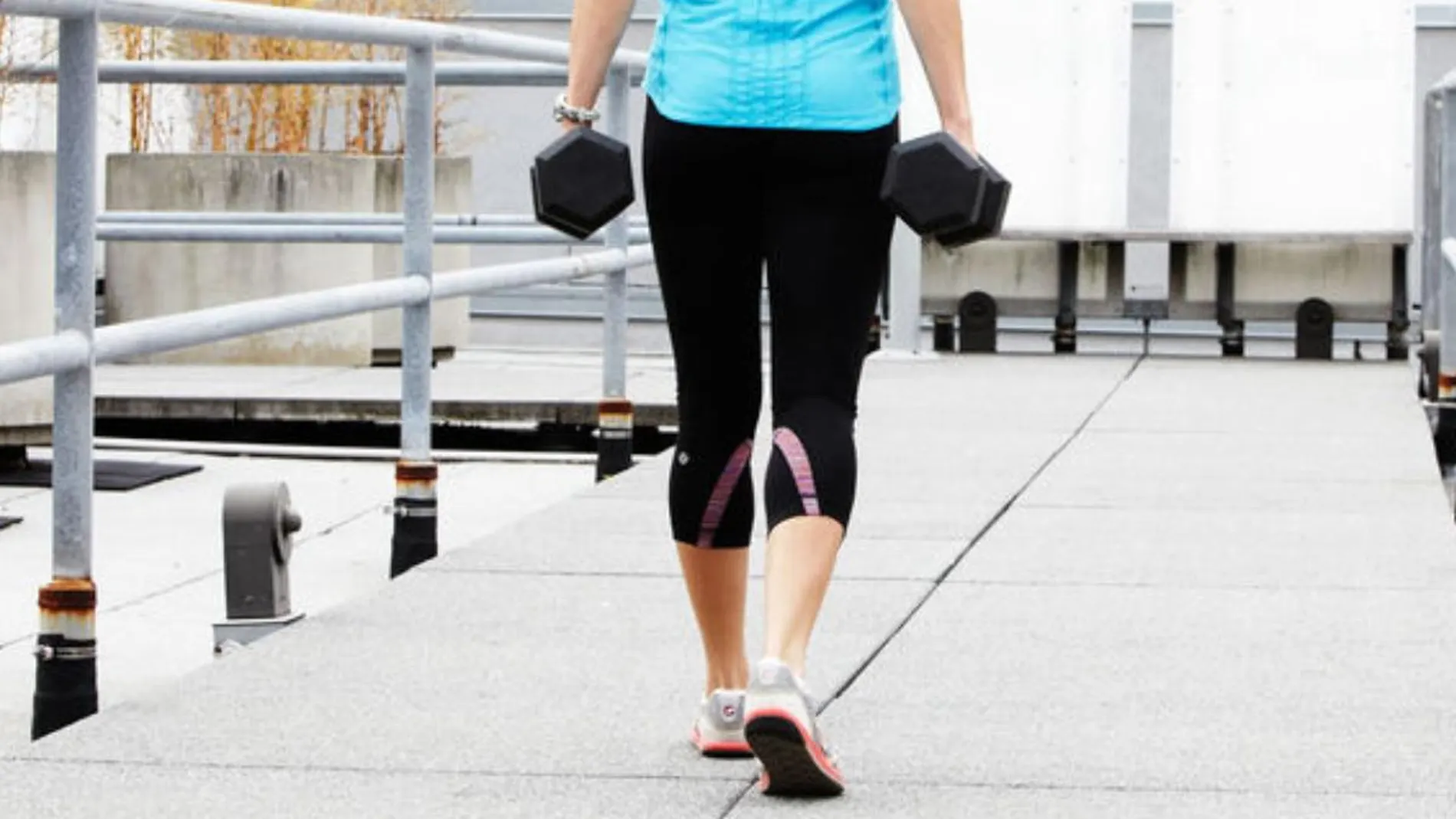 La caminata del granjero: el ejercicio que fortalece todo tu cuerpo en solo minutos al día