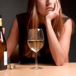 Nuevo estudio revela cómo el alcohol afecta al cerebro incluso años después de dejarlo
