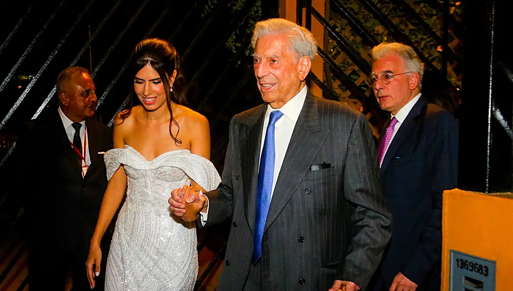 Josefina Vargas Llosa junto a su abuelo, Mario Vargas Llosa, en su fiesta de preboda el 2 de marzo de 2023
