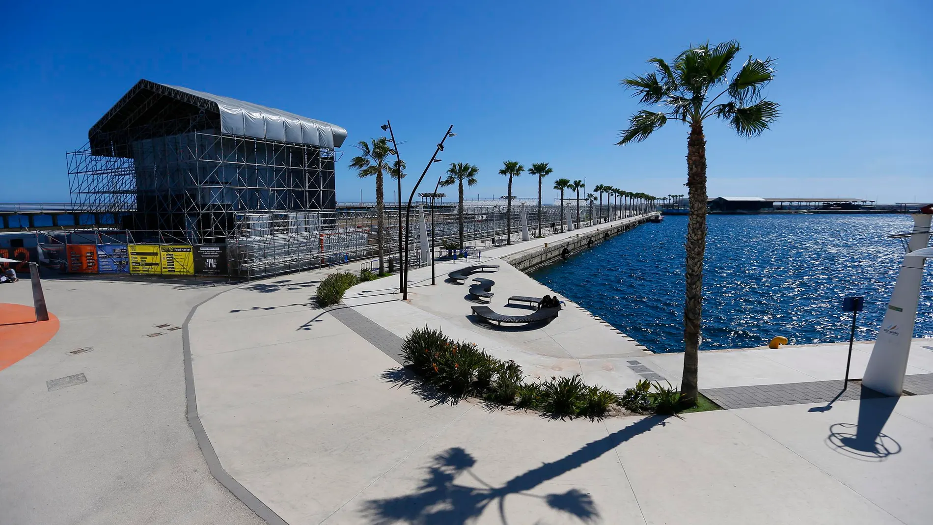 Imagen de un escenario instalado en el muelle 12 del Puerto de Alicante, zona en la que se ubicará el nuevo recinto para eventos Ocean Life