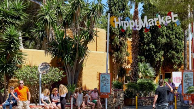 Los mercadillos hippies que son una visita imprescindible durante las vacaciones en Ibiza