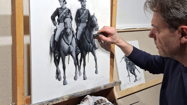 El pintor de batallas, Augusto Ferrer-Dalmau, retoca el boceto de dos guardias civiles a caballo.