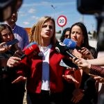 Pilar Bernabé visita las actuaciones realizadas por Adif en el paso subterráneo de las vías del tren en Catarroja (Valencia)