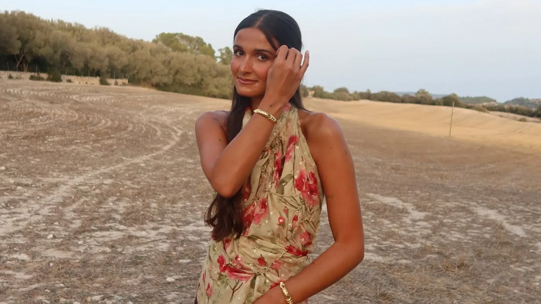Influencer con look de verano perfecto.