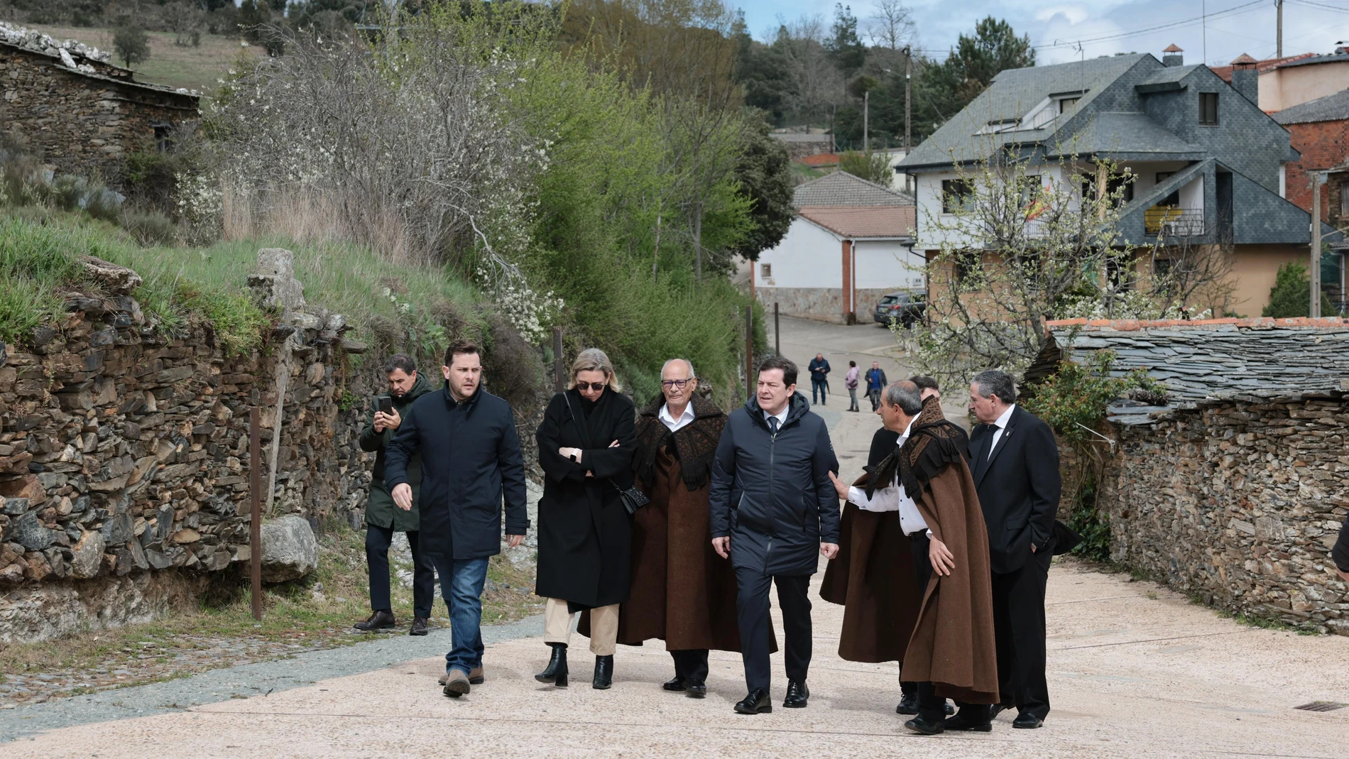 El presidente Alfonso Fernández Mañueco visita, junto a la vicepresidenta Isabel Blanco, Faúndez y Víctor López, Bercianos de Aliste