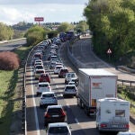 Tráfico denso de salida de Valladolid por la A-62 a la altura de la localidad de Simancas