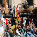 La Legión desembarca en el Puerto de Málaga y desfila por las calles del centro de la ciudad para acompañar un año más al Cristo de la Buena Muerte, de la Cofradía de Mena