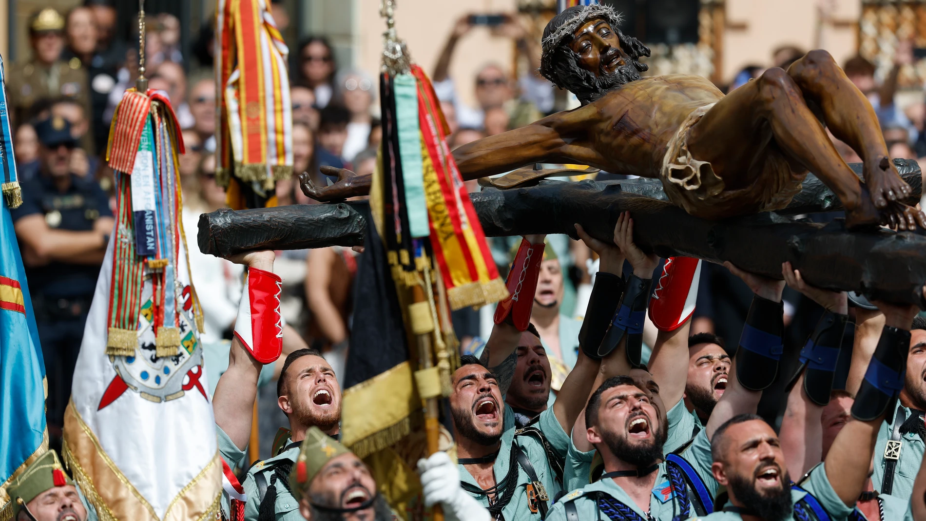 MÁLAGA, 17/04/2025.- Miembros de la Legión portan el Cristo de la Buena Muerte, de la Cofradía de Mena, por las calles de Málaga este Jueves Santo en uno de los eventos más populares de la Semana Santa andaluza, que congrega a miles de personas. EFE/ Jorge Zapata