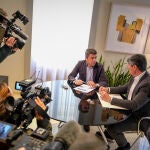 El president de la Generalitat, Carlos Mazón se reúne con el alcalde de la Vila Joiosa, Marcos Zaragoza