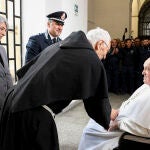 El papa visita una cárcel romana por Jueves Santo durante su convalecencia