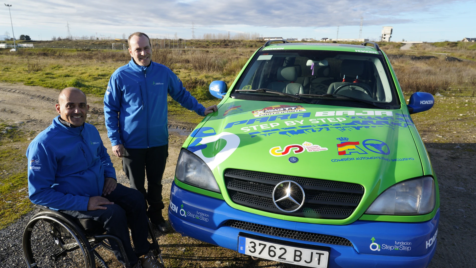 Pedro González (D), e Iván Rodríguez (I), corredores del campeonato de España de rallyes todo terreno en la categoría de regularidad