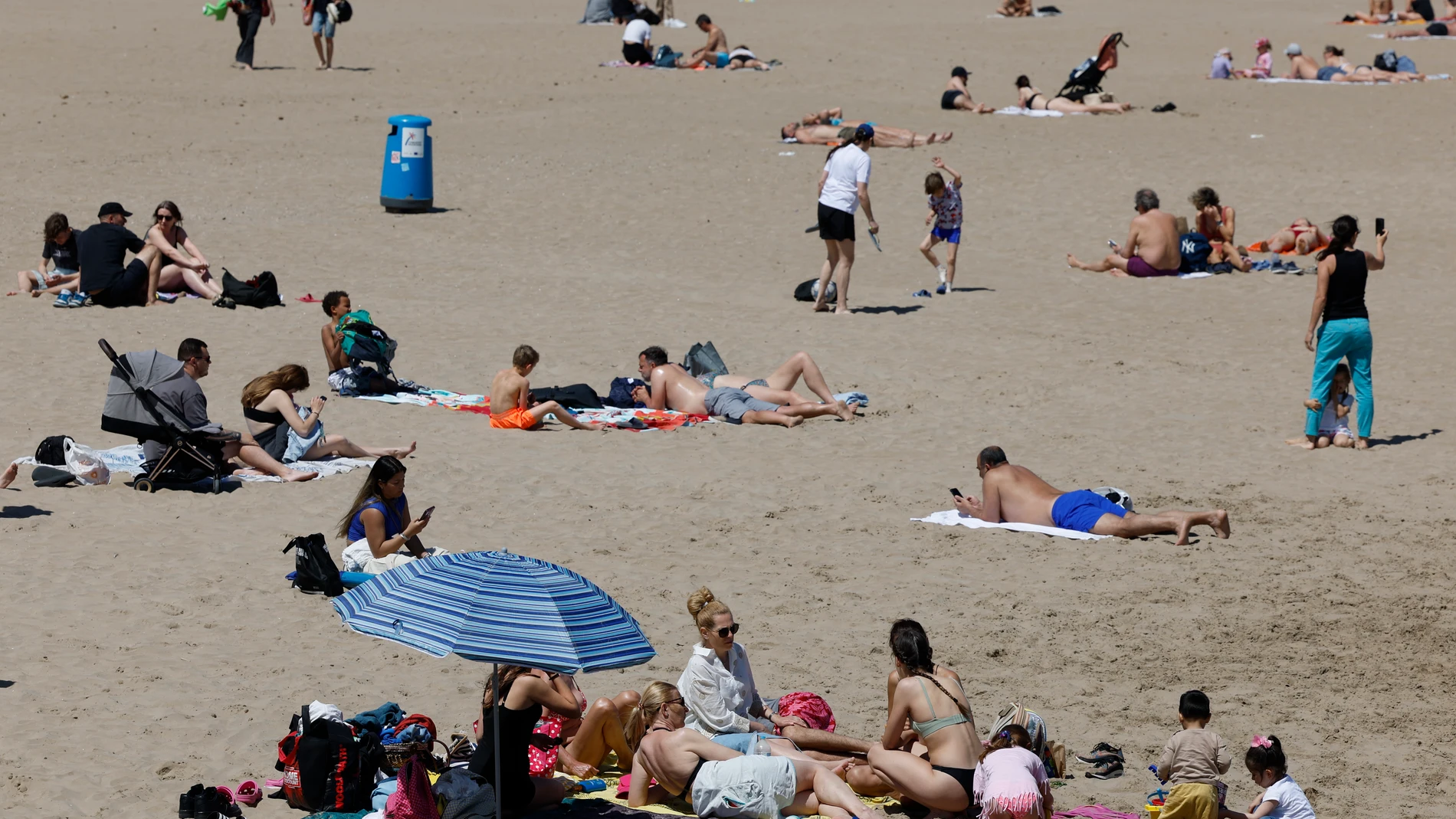 VALENCIA, 17/04/2025.- Cientos de personas en la playa de Las Arenas de Valencia, aprovechan las altas temperaturas que se registran este Jueves Santo. EFE/ Ana Escobar
