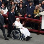 El Papa no presidirá las celebraciones del Jueves y Viernes Santo pero el Vaticano no descarta que participe