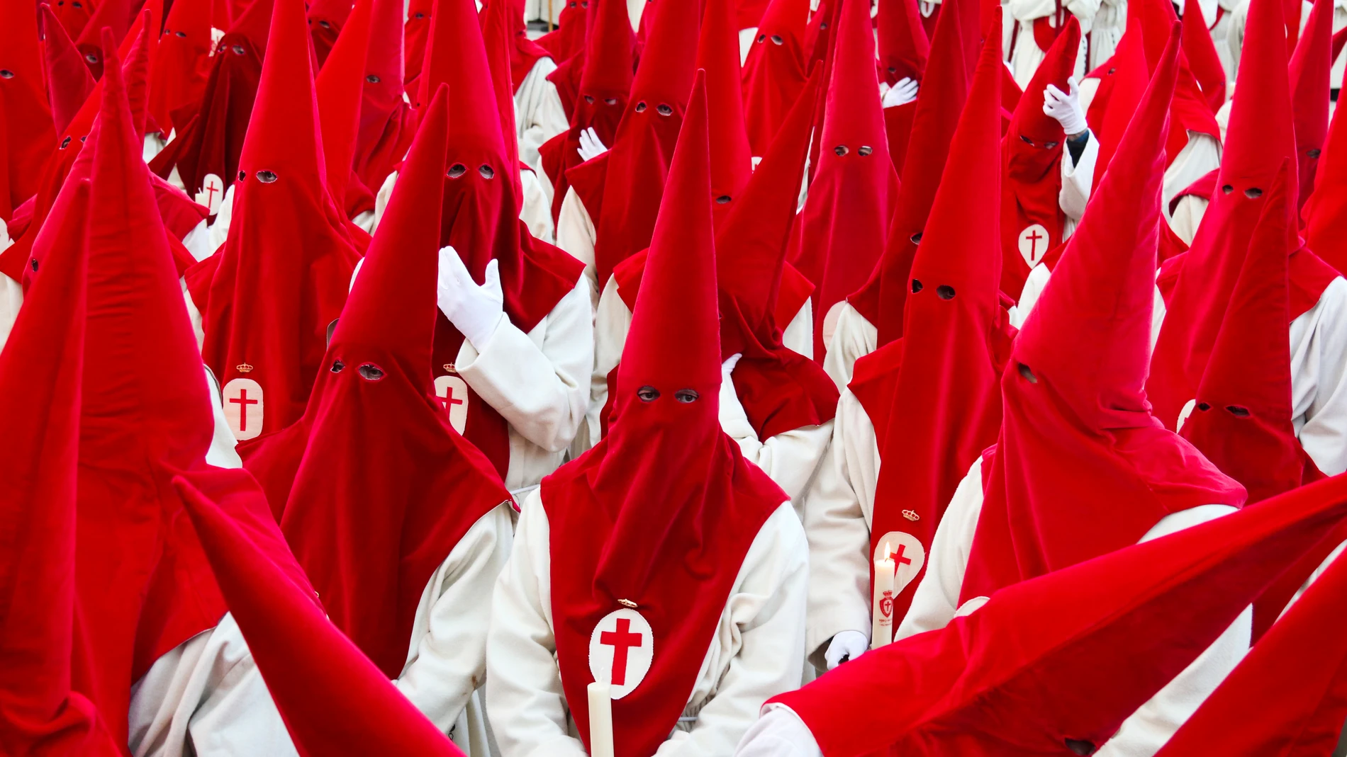 FOTODELDÍA ZAMORA.16/04/2025.- La procesión de la Real Hermandad del Santísimo Cristo de las Injurias de Zamora, conocida como Cofradía del Silencio, durante su recorrido hoy miércoles por las calles de Zamora. EFE/Mariam A. Montesinos.