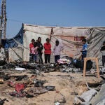 Palestinos observan los escombros de un edificio destruido por un bombardeo israelí en Jan Yunis, al sur de la Franja de Gaza
