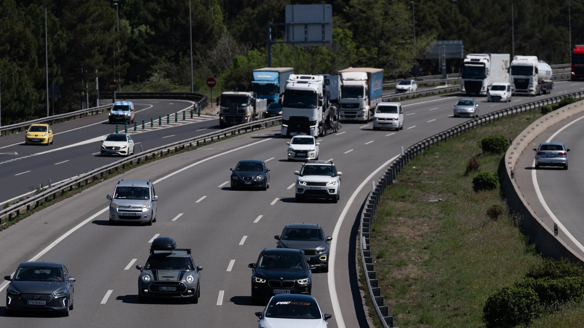 Tráfico durante la operación salida de Semana Santa, en la AP-7, a 17 de abril de 2025, en Sant Cugat, Barcelona, Catalunya (España). El Servei Català de Trànsit prevé que durante esta operación salida salgan del área metropolitana de Barcelona 560.000 vehículos, de los cuales 390.000 se desplazarán hoy y 170.000 mañana 18 de abril. Los dos carriles adicionales están en los tramos entre Montornès del Vallès y Sils, y entre Martorell y Banyeres del Penedès. 17 ABRIL 2025;SEMANA SANTA;BARCELON...