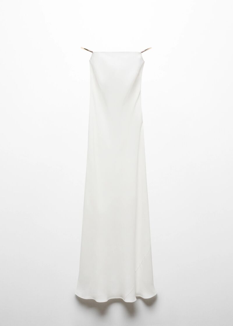 Vestido con detalles metálicos.