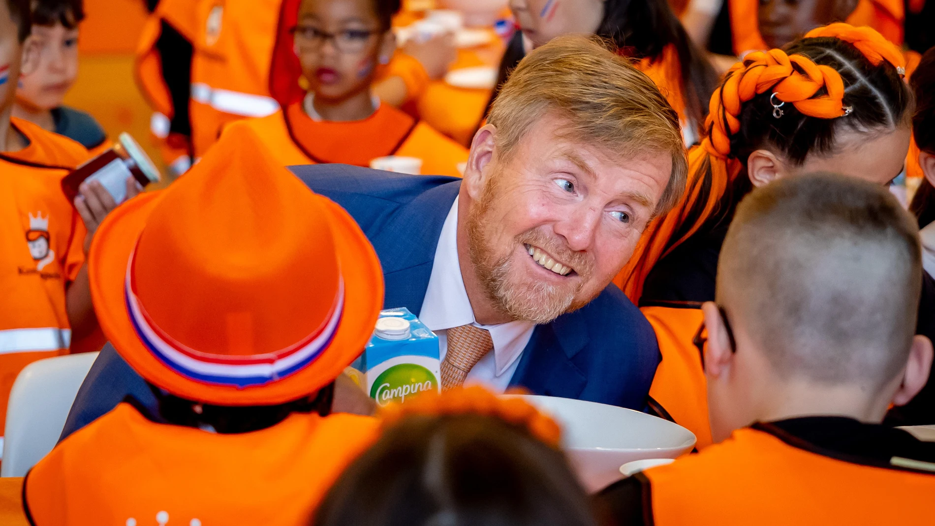 ROOSENDAAL (Netherlands), 17/04/2025.- Dutch King Willem-Alexander during the national opening of the King's Games at elementary school KPO De Vlindertuin in Roosendaal, Netherlands, 17 April 2025. The King's Games are designed to draw attention to exercise, sports and games. (Países Bajos; Holanda) EFE/EPA/IRIS VAN DEN BROEK