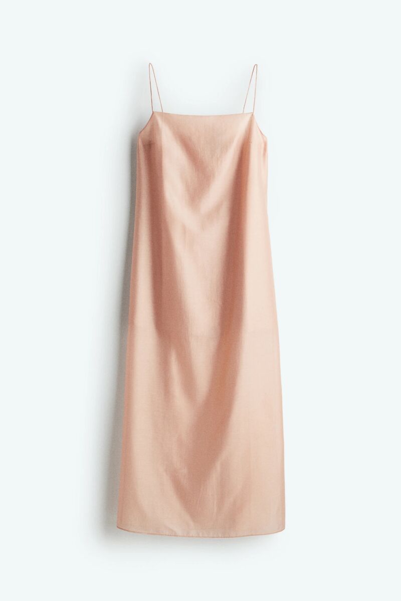 Vestido en rosa pastel.