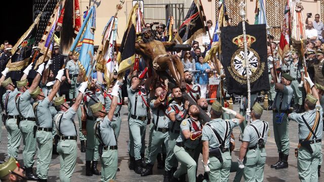 El tercio Duque de Alba II de la Legión, con sede en Ceuta, en un momento del traslado del Cristo de la Buena Muerte y Ánimas en 2023