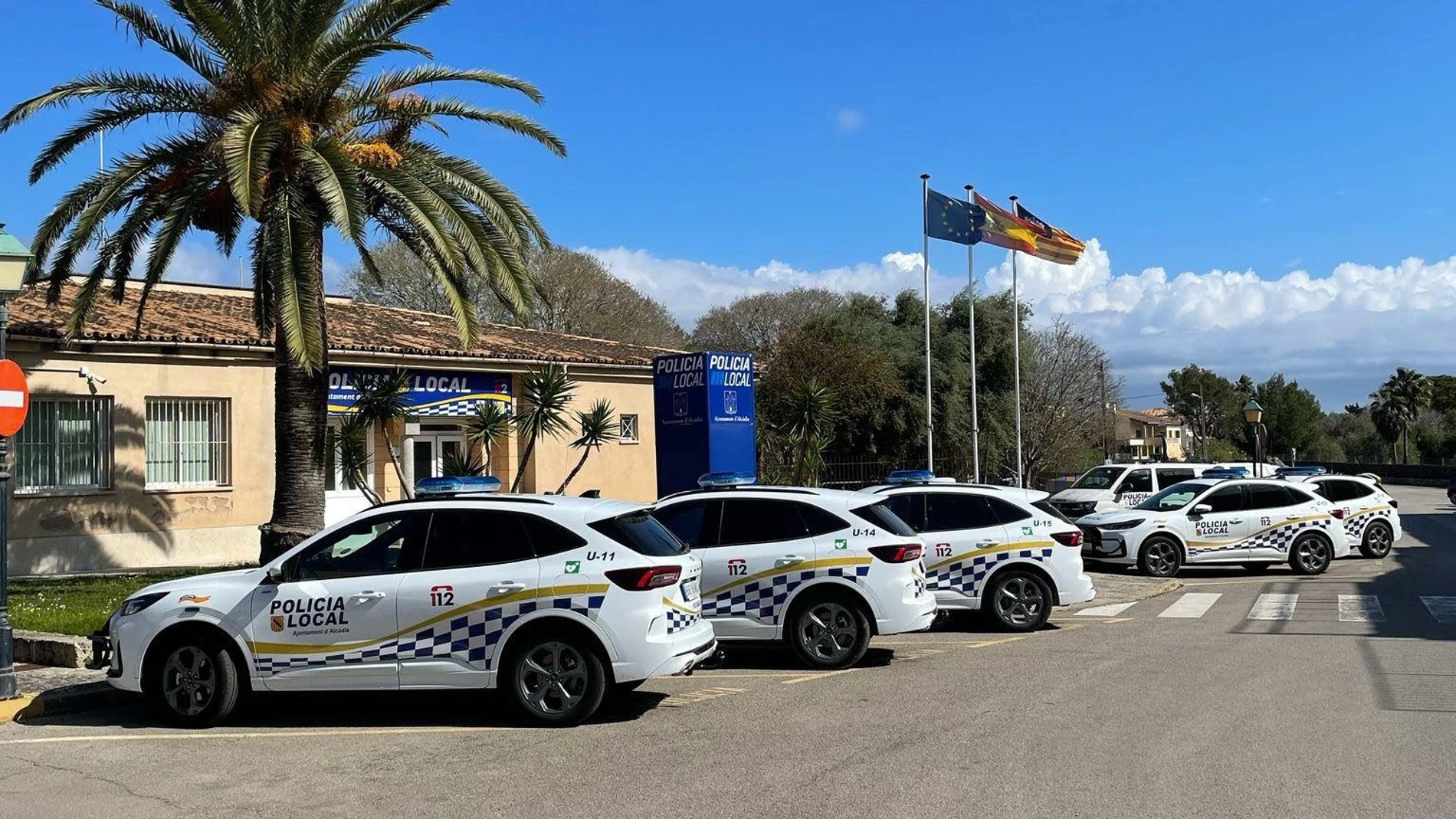 Coches de la Policía Local de Alcúdia. REMITIDA / HANDOUT por POLICÍA LOCAL DE ALCÚDIA Fotografía remitida a medios de comunicación exclusivamente para ilustrar la noticia a la que hace referencia la imagen, y citando la procedencia de la imagen en la firma 17/04/2025