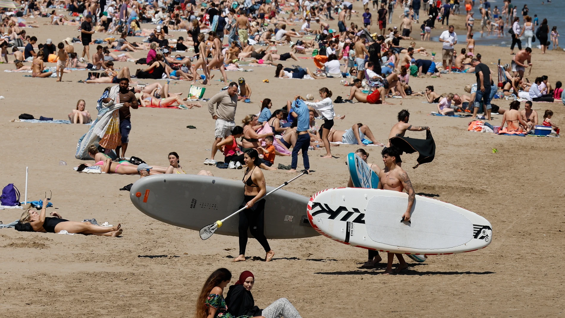 FOTODELDÍA - VALENCIA, 17/04/2025.- Cientos de personas en la playa de Las Arenas de Valencia, aprovechan las altas temperaturas que se registran este Jueves Santo. EFE/Ana Escobar