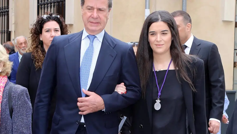Cayetano Martínez de Irujo visita el Cristo de los Gitanos con Bárbara Mirjan