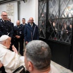 El papa visita una cárcel romana por Jueves Santo durante su convalecencia