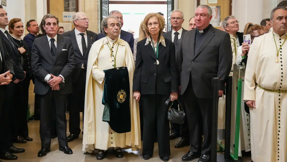 La Reina Sofía asiste a la Madrugá de Sevilla y muestra su devoción por la Semana Santa