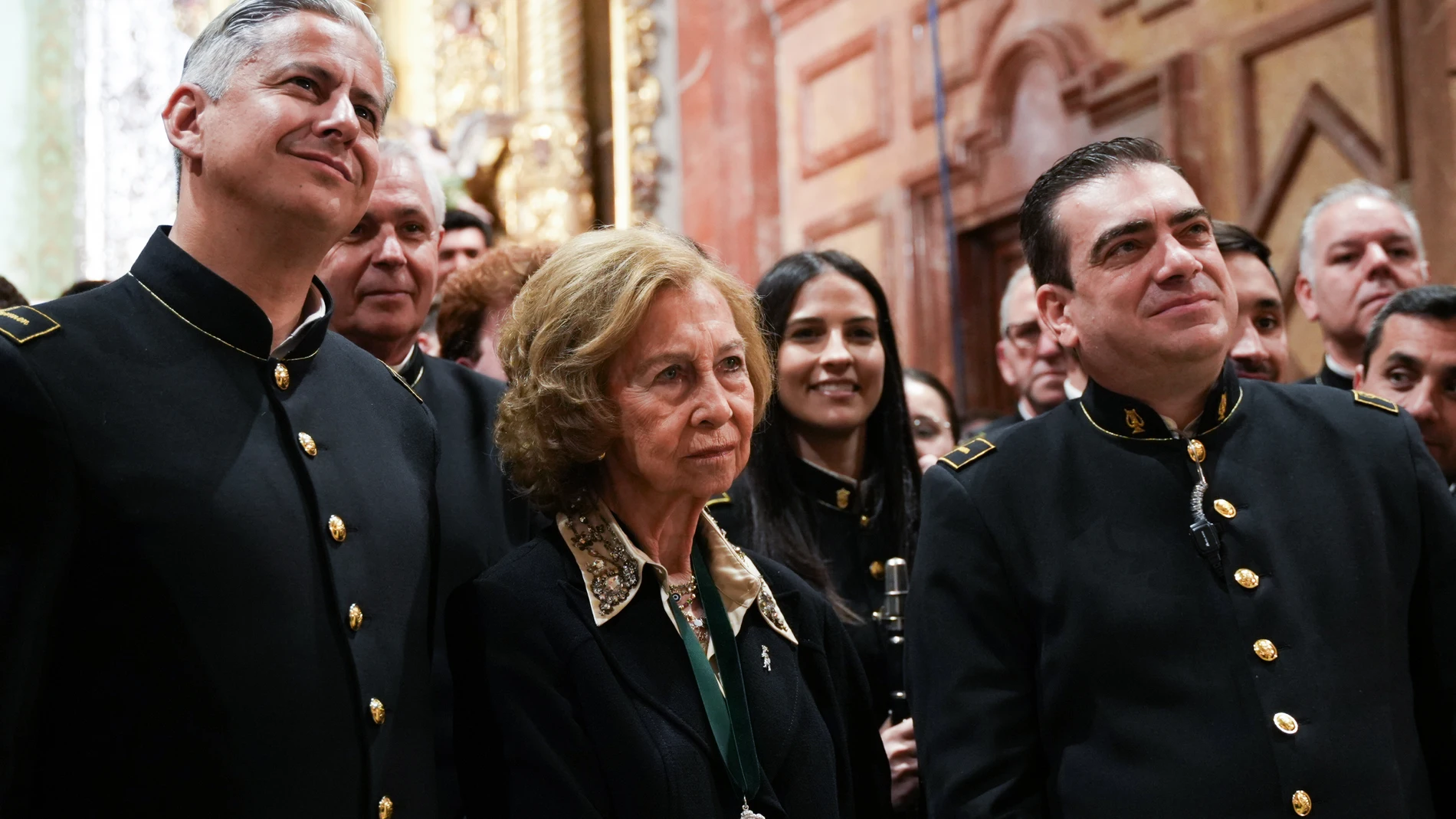 La Reina Sofía durante su visita a la Basílica de la Macarena. A 18 de abril de 2025 en Sevilla, Andalucía (España). La Reina Sofía ha visitado Sevilla para presenciar la Madrugá, una de las noches más emblemáticas de la Semana Santa. Su presencia ha despertado gran expectación entre los sevillanos y cofrades. 18 ABRIL 2025 Francisco J. Olmo / Europa Press 18/04/2025