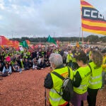 Cientos de trabajadores en huelga protestan frente a las puertas de PortAventura