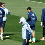 Ancelotti, pensativo y abrigado, en el entrenamiento del Real Madrid