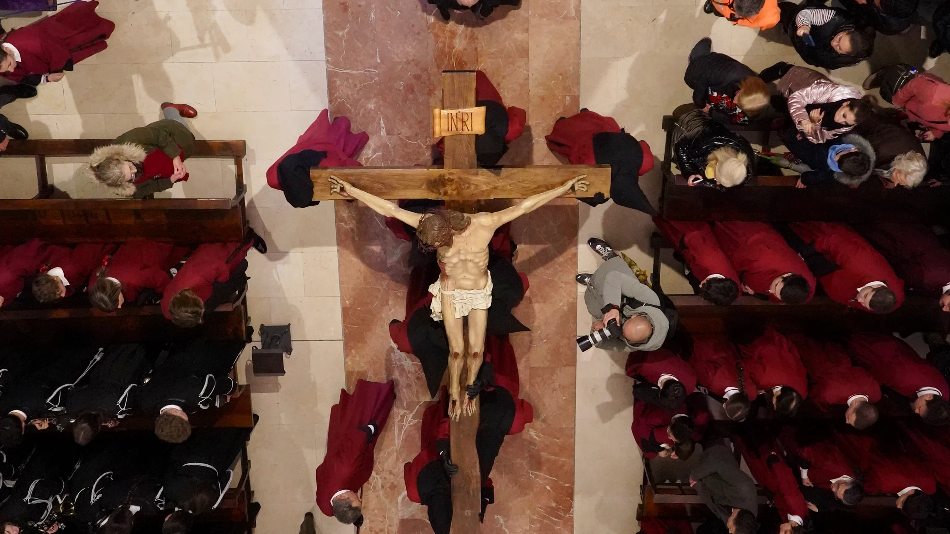 Celebración del acto del Desenclavo de Cristo tras la suspensión de la procesión organizada por la Cofradía del Santo Cristo del Desenclavo
