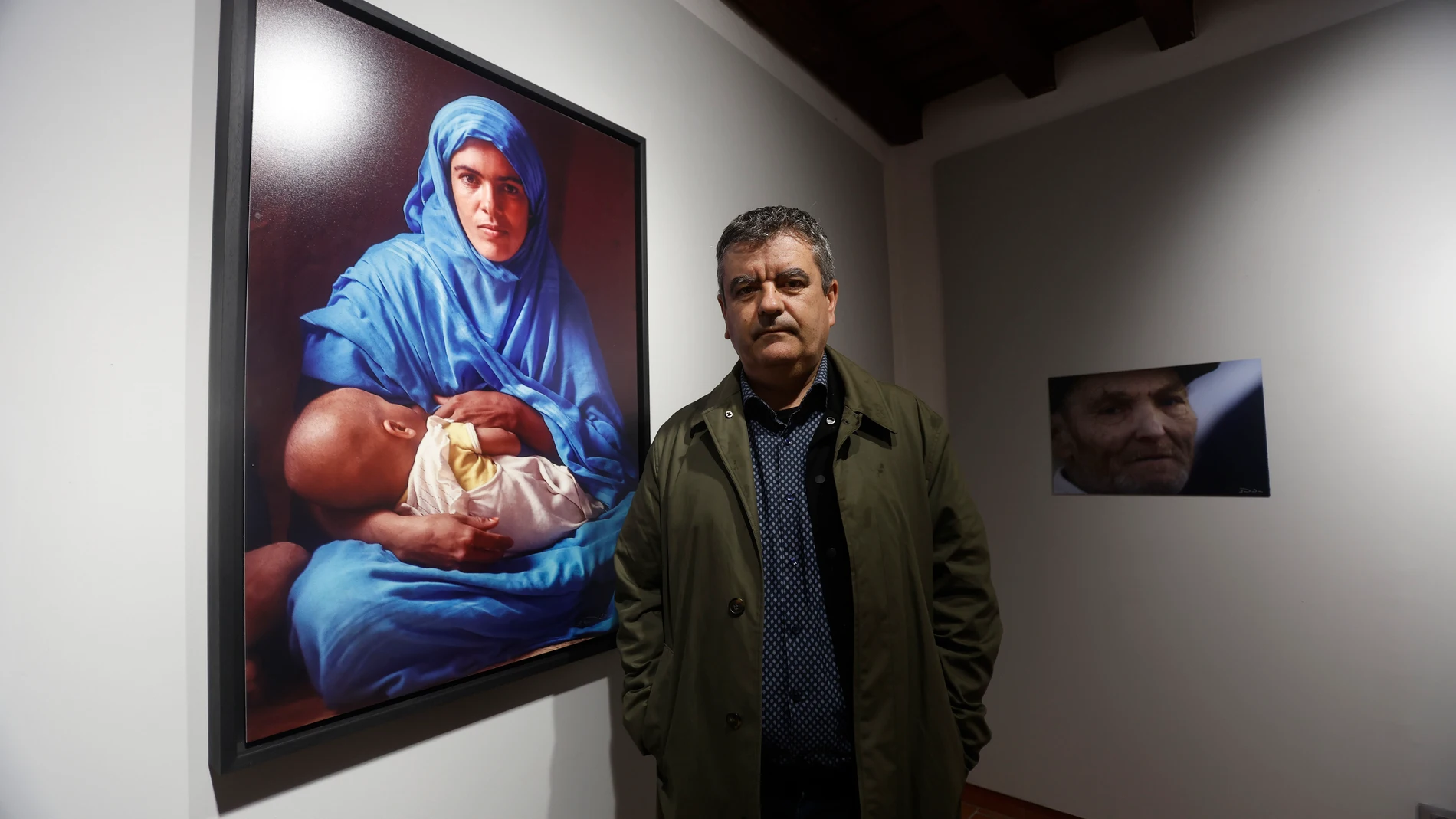 CÓRDOBA, 19/04/2025.- El fotógrafo Braulio Valderas recoge en 'Miradas del alma' un colección de 39 retratos que conforman una retrospectiva de su trabajo durante los últimos 30 años y que puede contemplarse en 'Espacio Gala', en la Fundación Gala en Córdoba. EFE/Salas