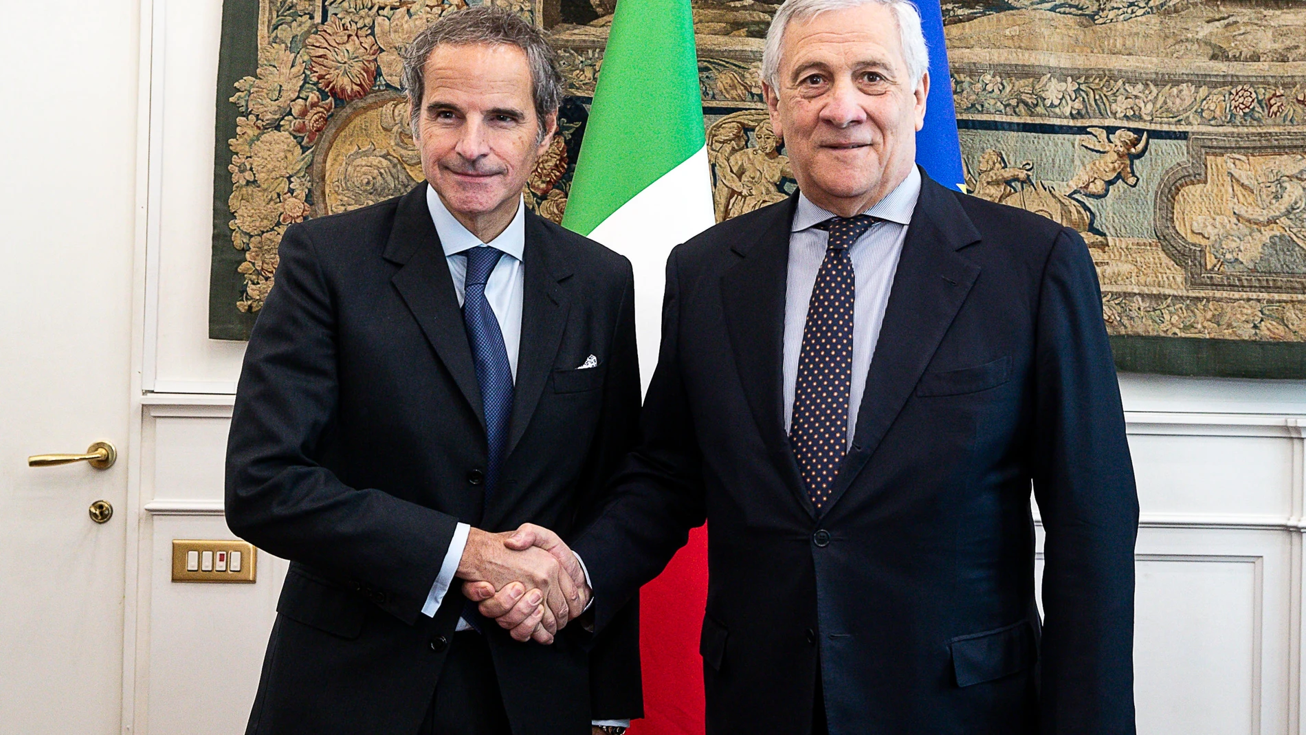 ROME (Italy), 19/04/2025.- Italian Deputy Prime Minister and Minister of Foreign Affairs Antonio Tajani (R) welcomes International Atomic Energy Agency (IAEA) Director General Rafael Mariano Grossi at the Farnesina in Rome, Italy, 19 April 2025. The United States and Iran are set to resume high-stakes talks on 19 April in Rome over Tehran's nuclear programme, a week after an initial round of discussions that both sides described as "constructive". (Italia, Estados Unidos, Roma, Teherán) EFE/E...
