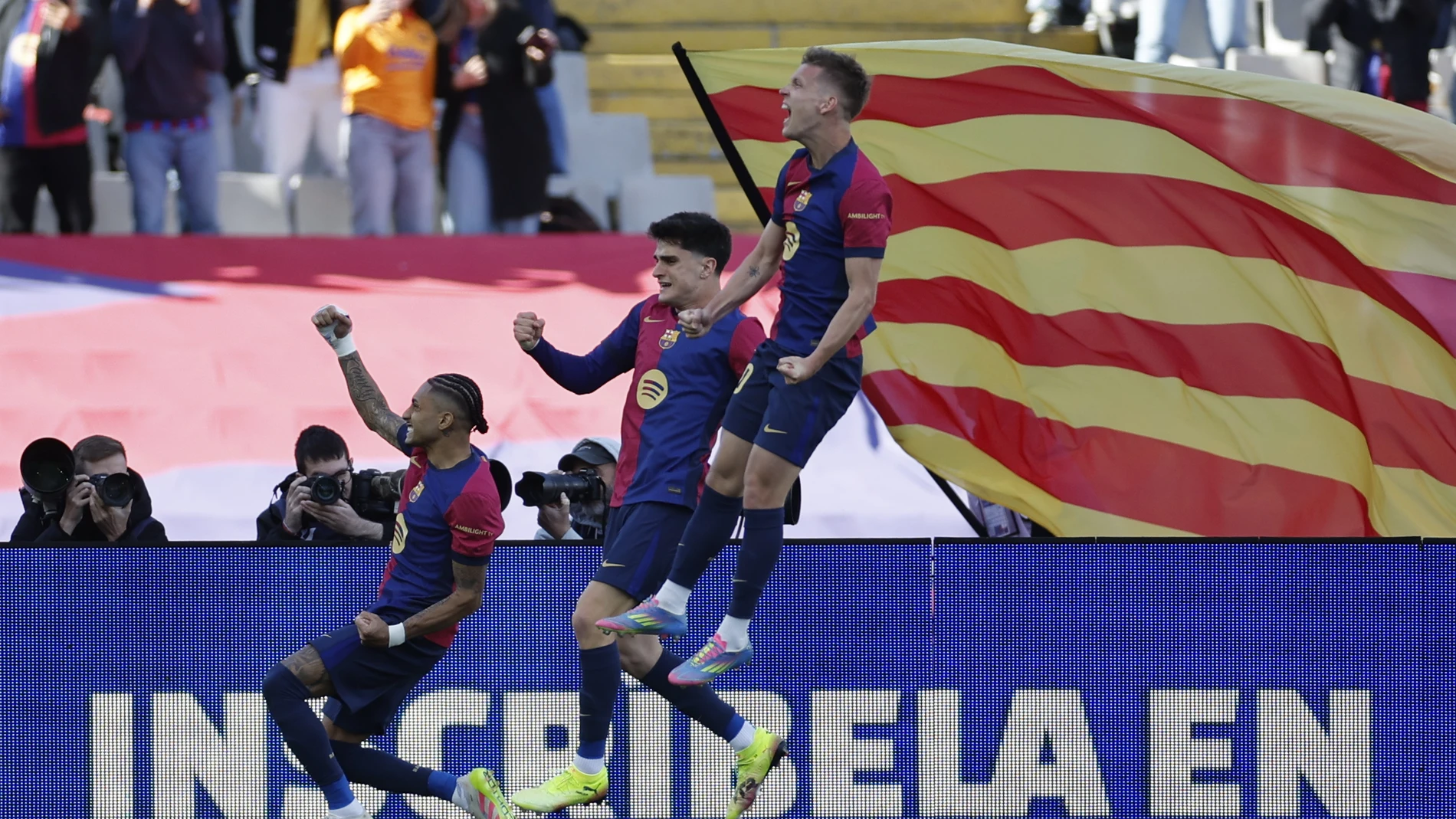 FOTODELDÍA - BARCELONA, 19/04/2025.- El delantero del Barcelona Raphinha celebra con sus compañeros tras marcar gol de penalti durante el partido de la jornada 32 de LaLiga EA Sports que FC Barcelona y Celta de Vigo disputan este sábado en el estadio olímpico Lluís Companys en Barcelona. EFE/Alberto Estévez