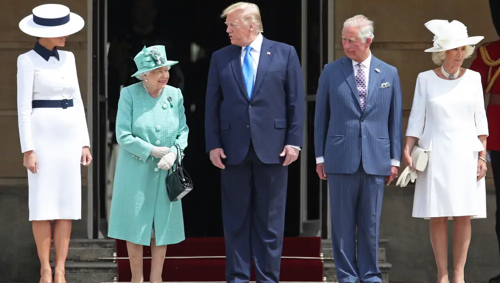 Melania Trump y Donald Trump con la reina Isabel II, el príncipe de Gales y Camila.