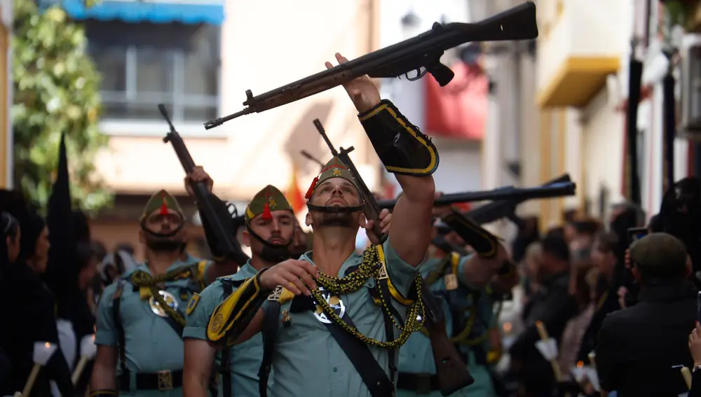 La Legión en la procesión de la Virgen de la Soledad y Quinta Angustia de Cabra (Córdoba)
