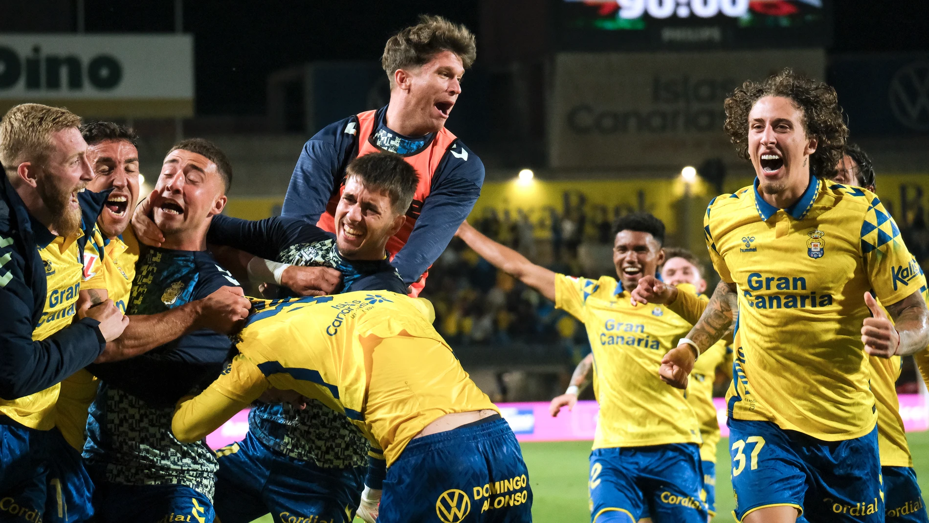 LAS PALMAS DE GRAN CANARIA, 19/04/2025.- Los jugadores de Las Palmas celebran el gol de Javier Muñoz durante el partido de la jornada 32 de LaLiga que UD Las Palmas y Atlético de Madrid disputan hoy sábado en el estadio de Gran Canaria. EFE/Ángel Medina G.