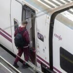 Sucesos.- Un tren regional de Barcelona a Zaragoza tiene unos 40 pasajeros atrapados más de 4 horas por una avería
