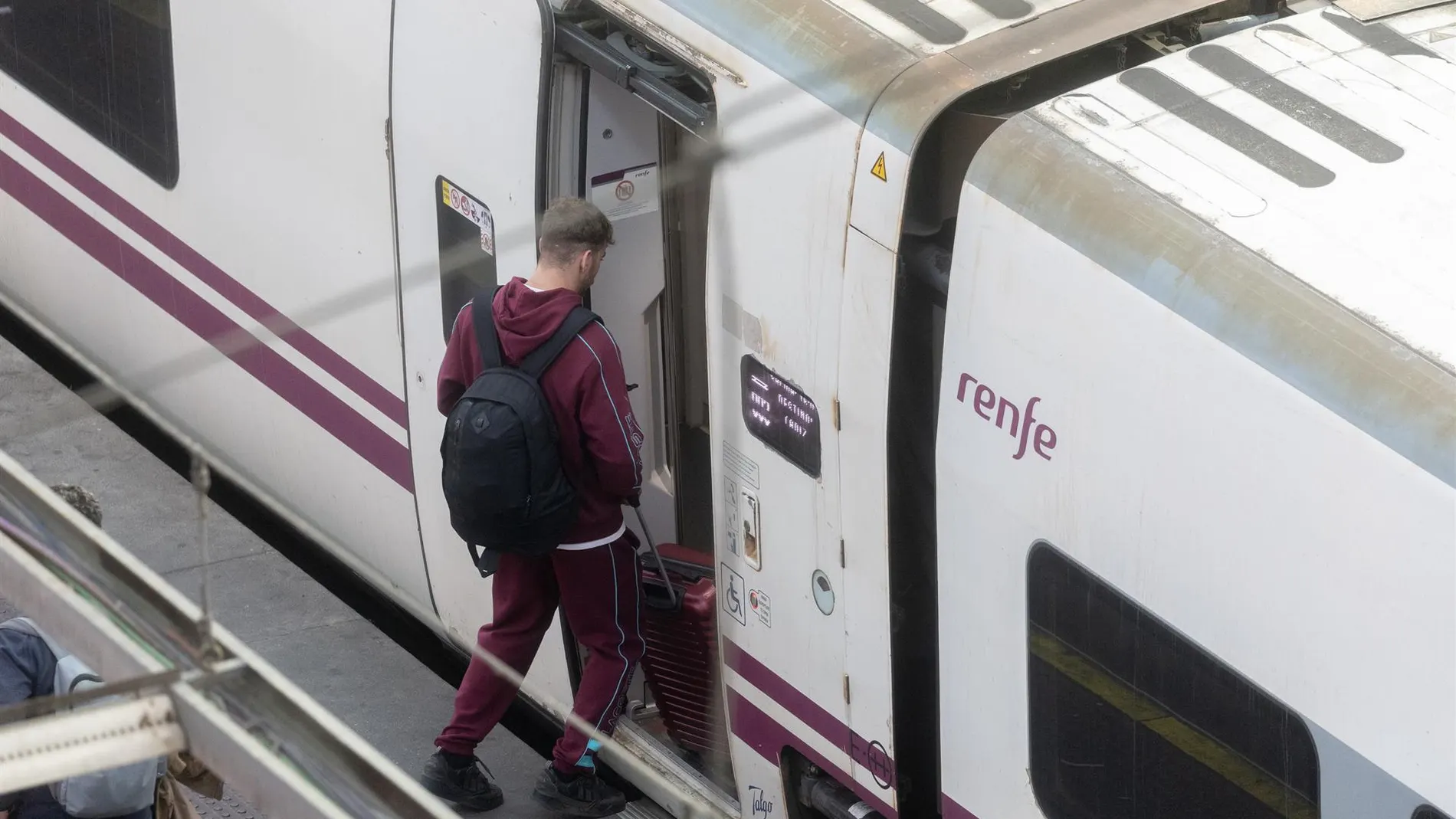 Sucesos.- Un tren regional de Barcelona a Zaragoza tiene unos 40 pasajeros atrapados más de 4 horas por una avería