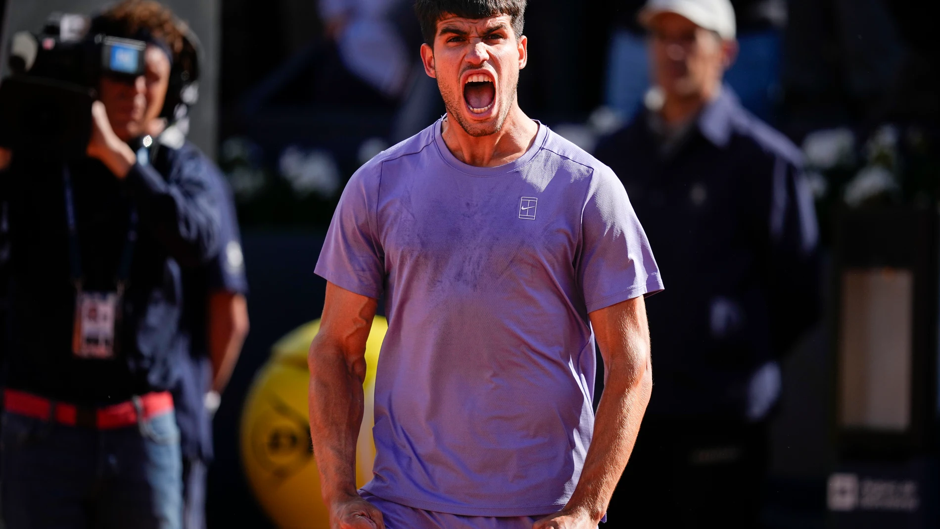 BARCELONA, 19/04/2025.- El tenista español Carlos Alcaraz tras vencer al francés Arthur Fils en el partido de semifinales del Barcelona Open Banc Sabadell-Trofeo Conde de Godó disputado este sábado en Barcelona. EFE/Enric Fontcuberta