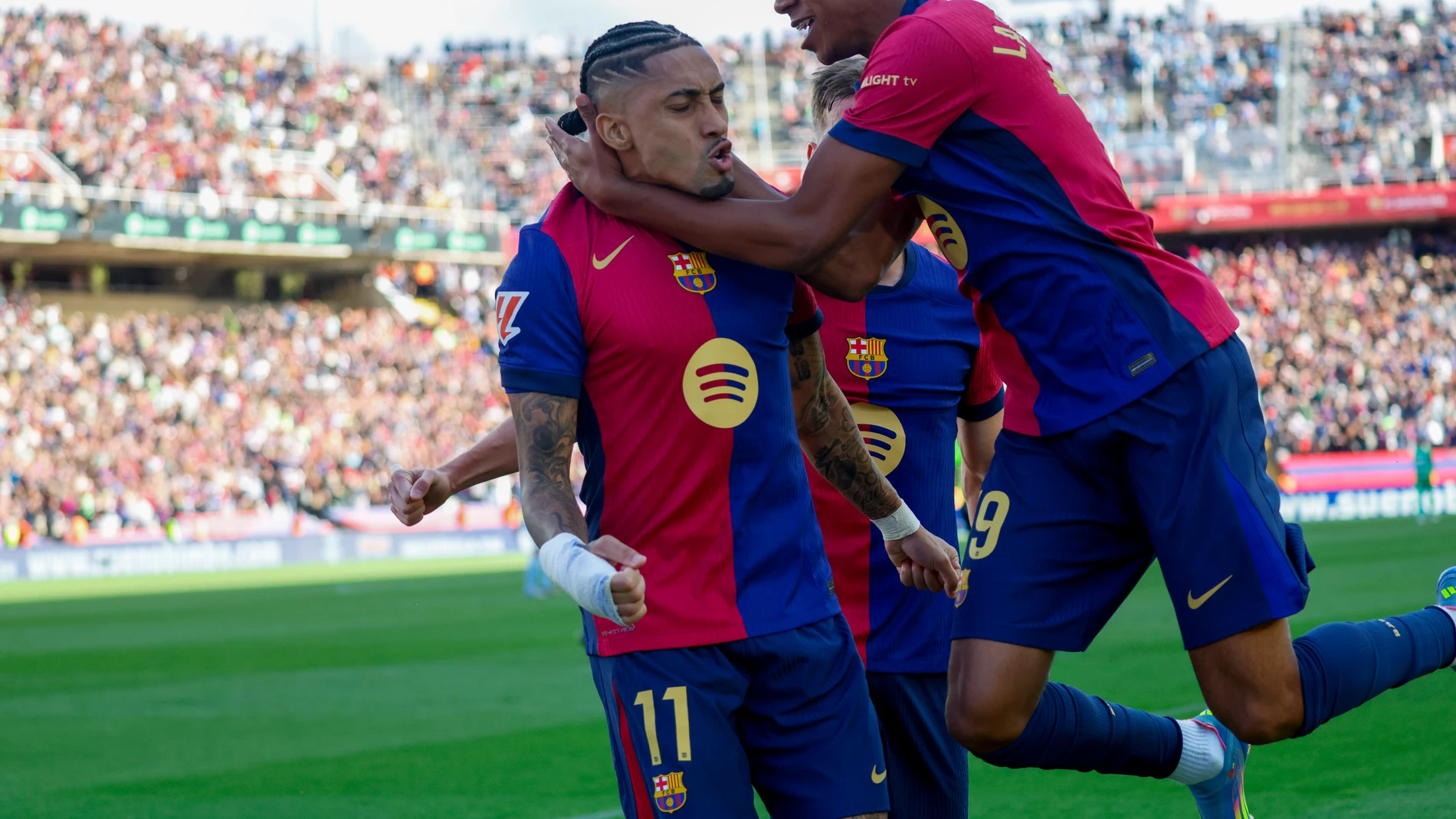 BARCELONA, 19/04/2025.- El delantero del FC Barcelona Raphael Dias Belloli "Raphinha" (i) celebra su segundo gol ante el Celta de VIgo durante el partido de la jornada 32 de LaLiga EA Sports que FC Barcelona y Celta de Vigo disputan este sábado en el estadio olímpico Lluís Companys en Barcelona. EFE/ Marta Perez