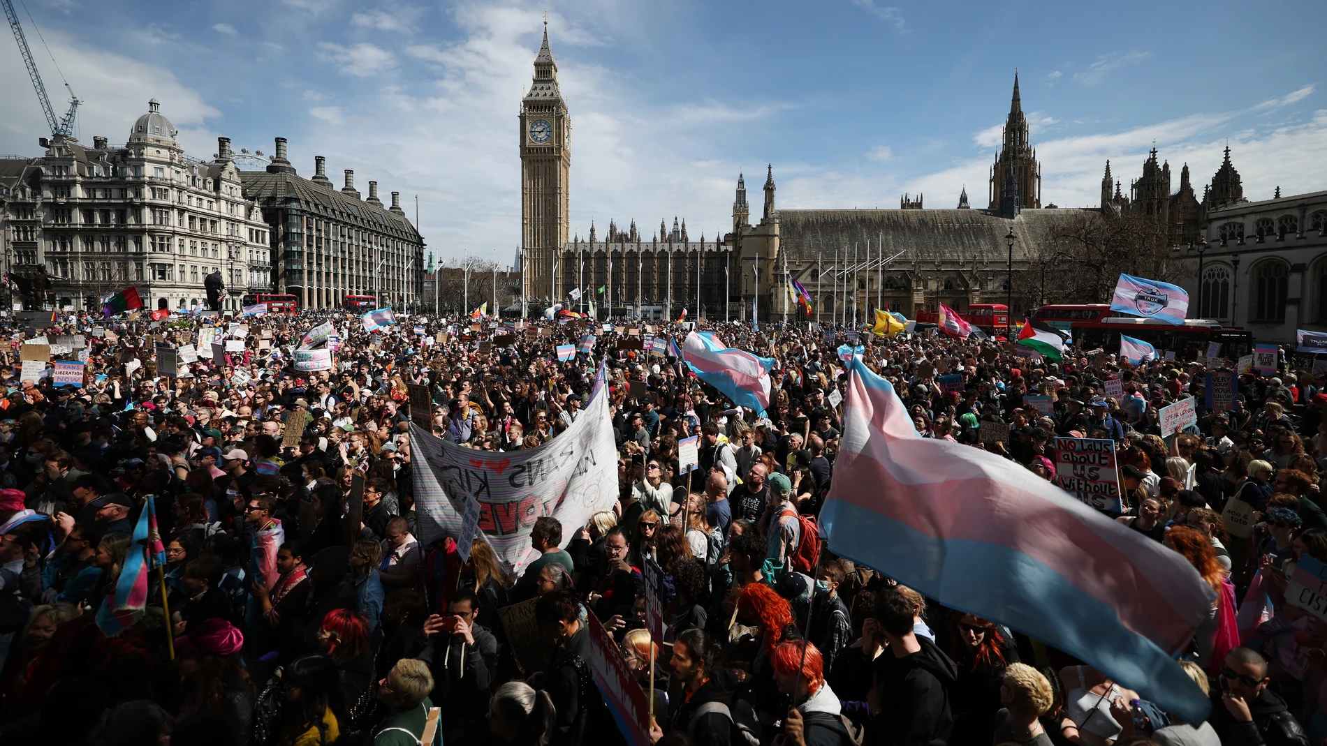 LONDON (United Kingdom), 19/04/2025.- Members of the trans community gather outside the UK Parliament in London during a Transgender Liberation emergency demonstration in London, Britain, 19 April 2025. Members of the trans community protested against the UK Supreme Court's recent ruling, which stated that the definition of a woman is based on biological sex. (Protestas, Reino Unido, Londres) EFE/EPA/ANDY RAIN