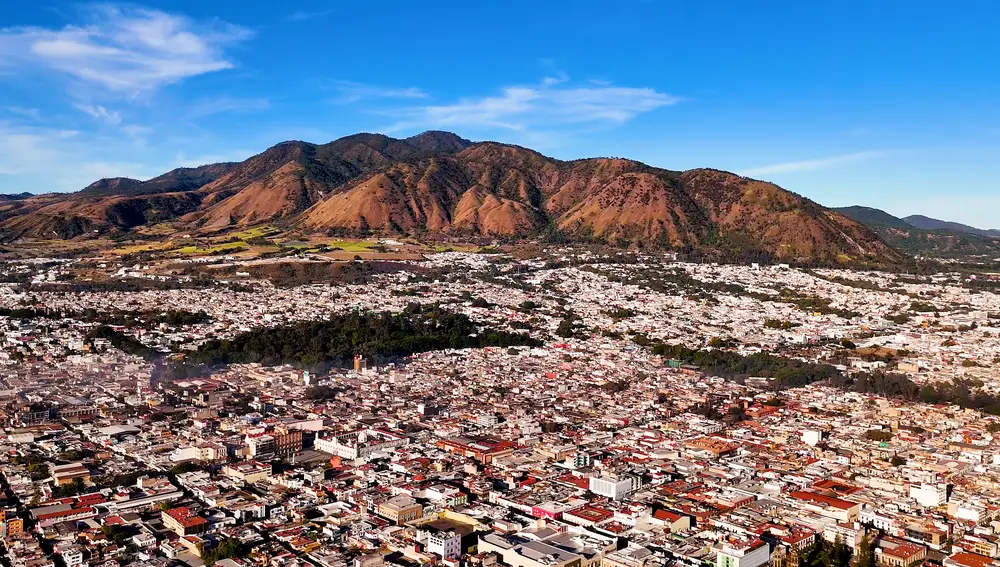En su capital, Tepic, abrazada por majestuosas montañas se puede percibir la esencia que da luz y forma a Nayarit