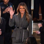 Melania Trump con look elegante, empoderado y femenino.