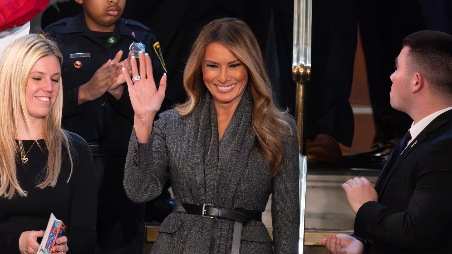 Melania Trump con look elegante, empoderado y femenino.