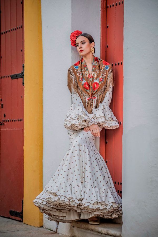 Traje de flamenca en blanco y beige.