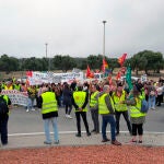 Cientos de trabajadores en huelga protestan frente a las puertas de PortAventura